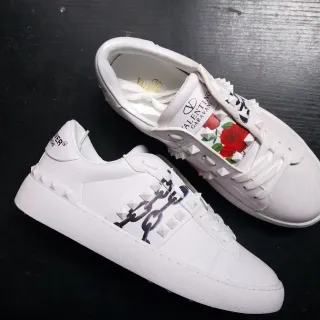 Valentino Rockstud 白皮革花链扣生活方式运动鞋