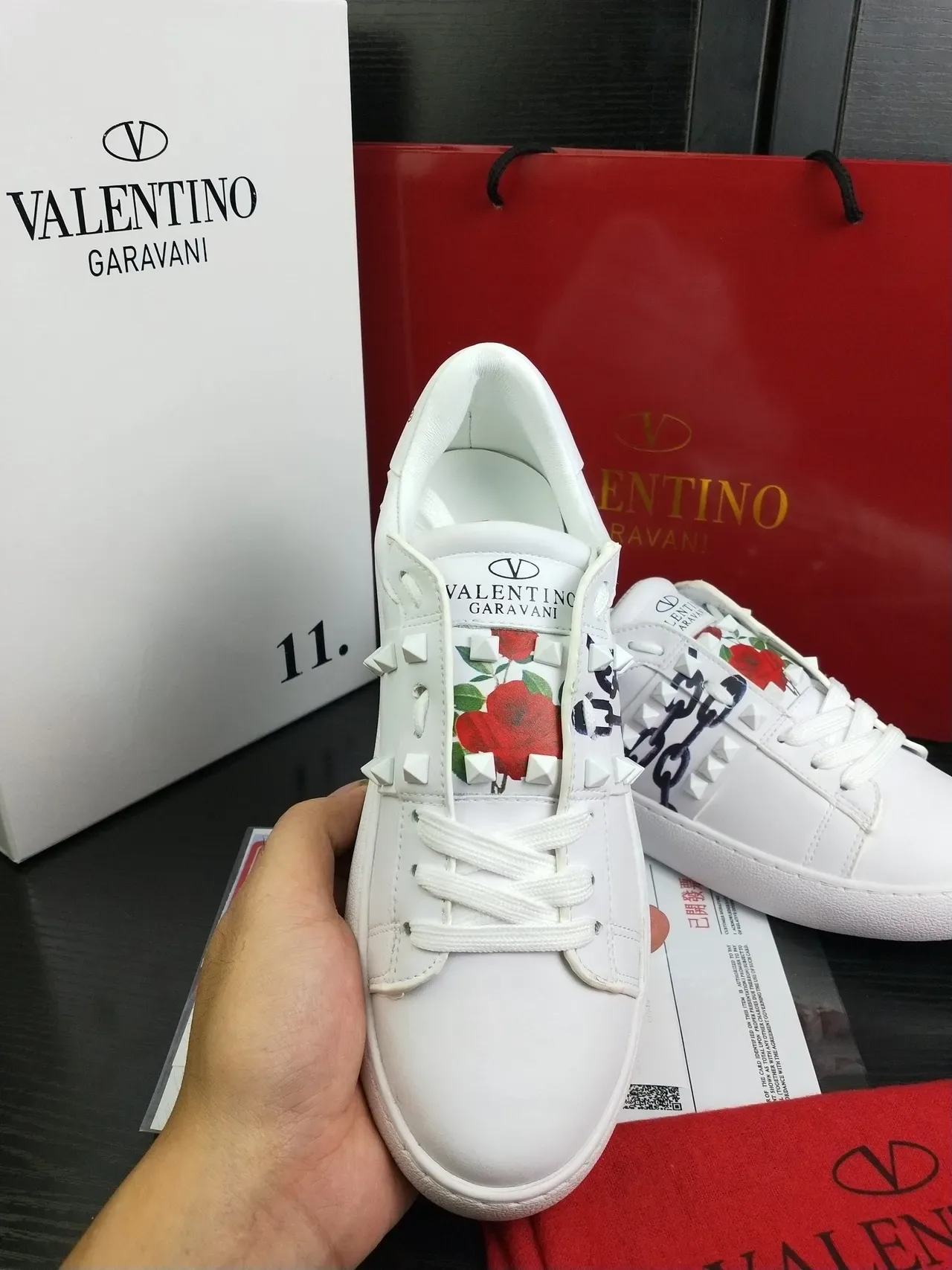 Valentino Rockstud Sneakers Lifestyle en Cuir Blanc avec Chaîne Florale et Stud 2