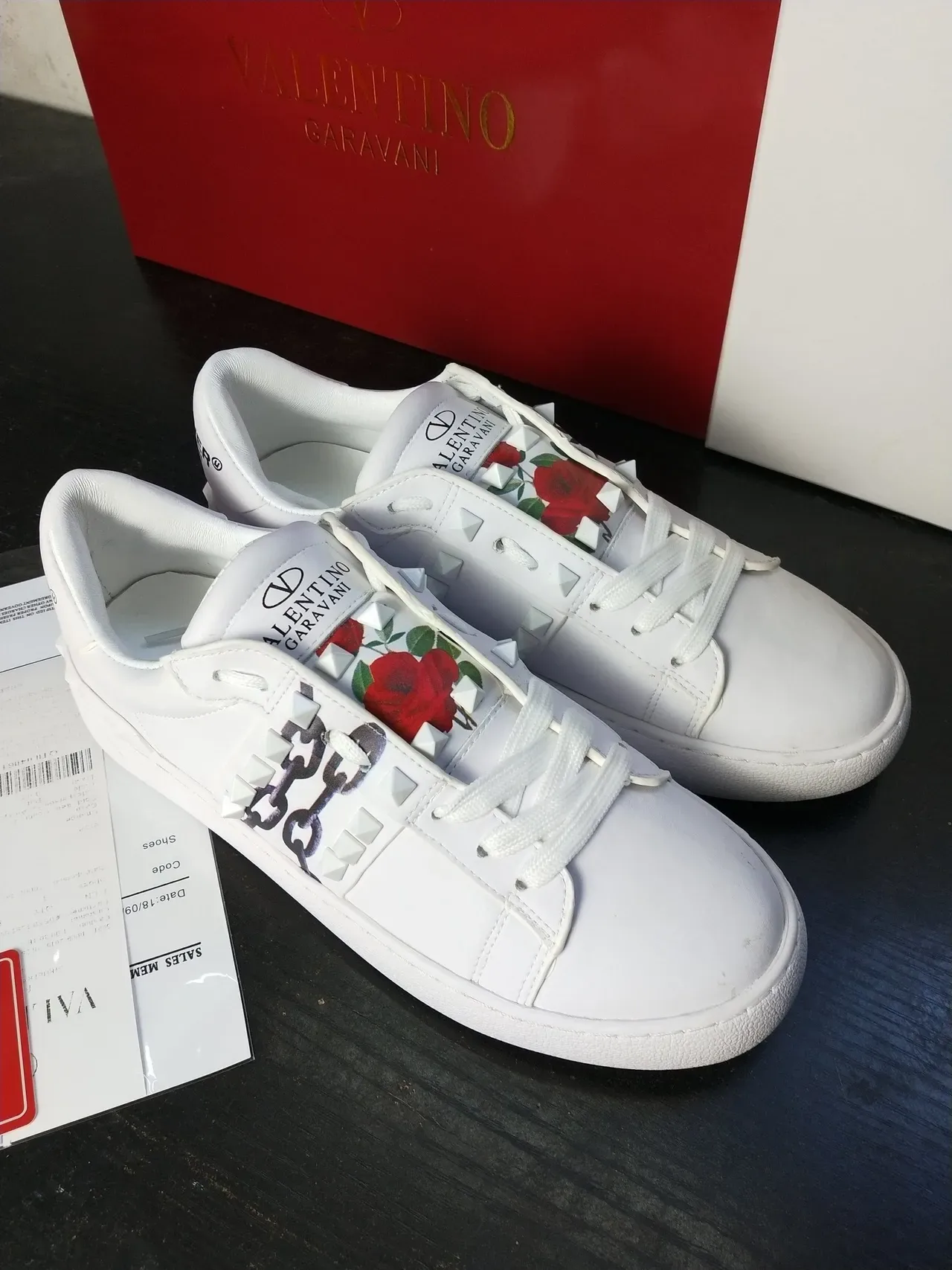 Valentino Rockstud Sneakers Lifestyle en Cuir Blanc avec Chaîne Florale et Stud 3