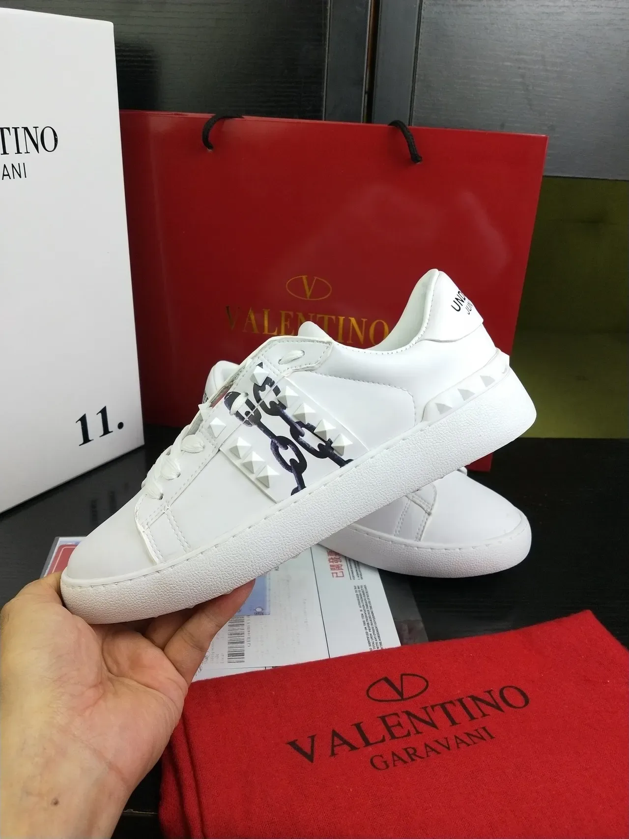 Valentino Rockstud Sneakers Lifestyle en Cuir Blanc avec Chaîne Florale et Stud 5