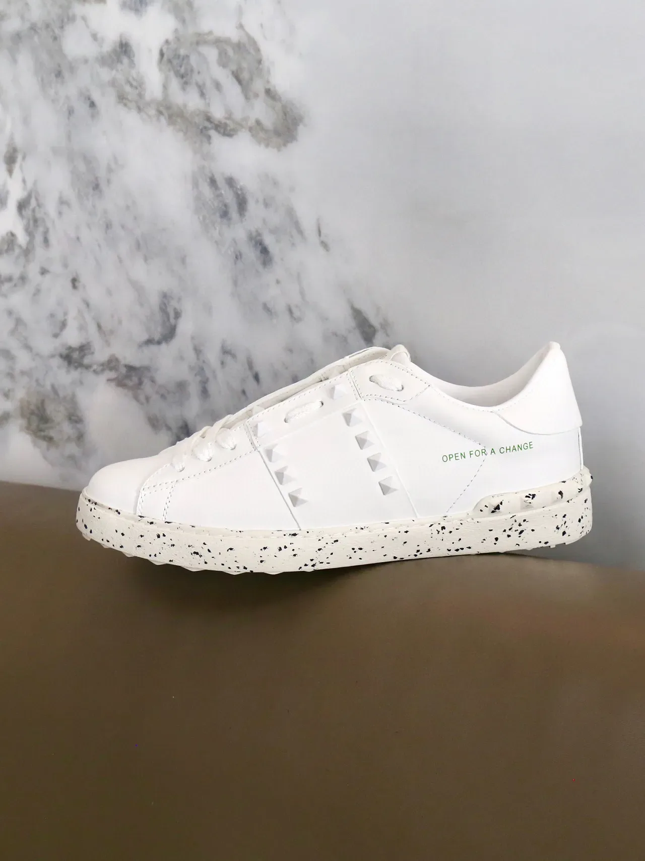Valentino Rockstud Tênis Lifestyle de Couro Branco com Studs de Pirâmide 2