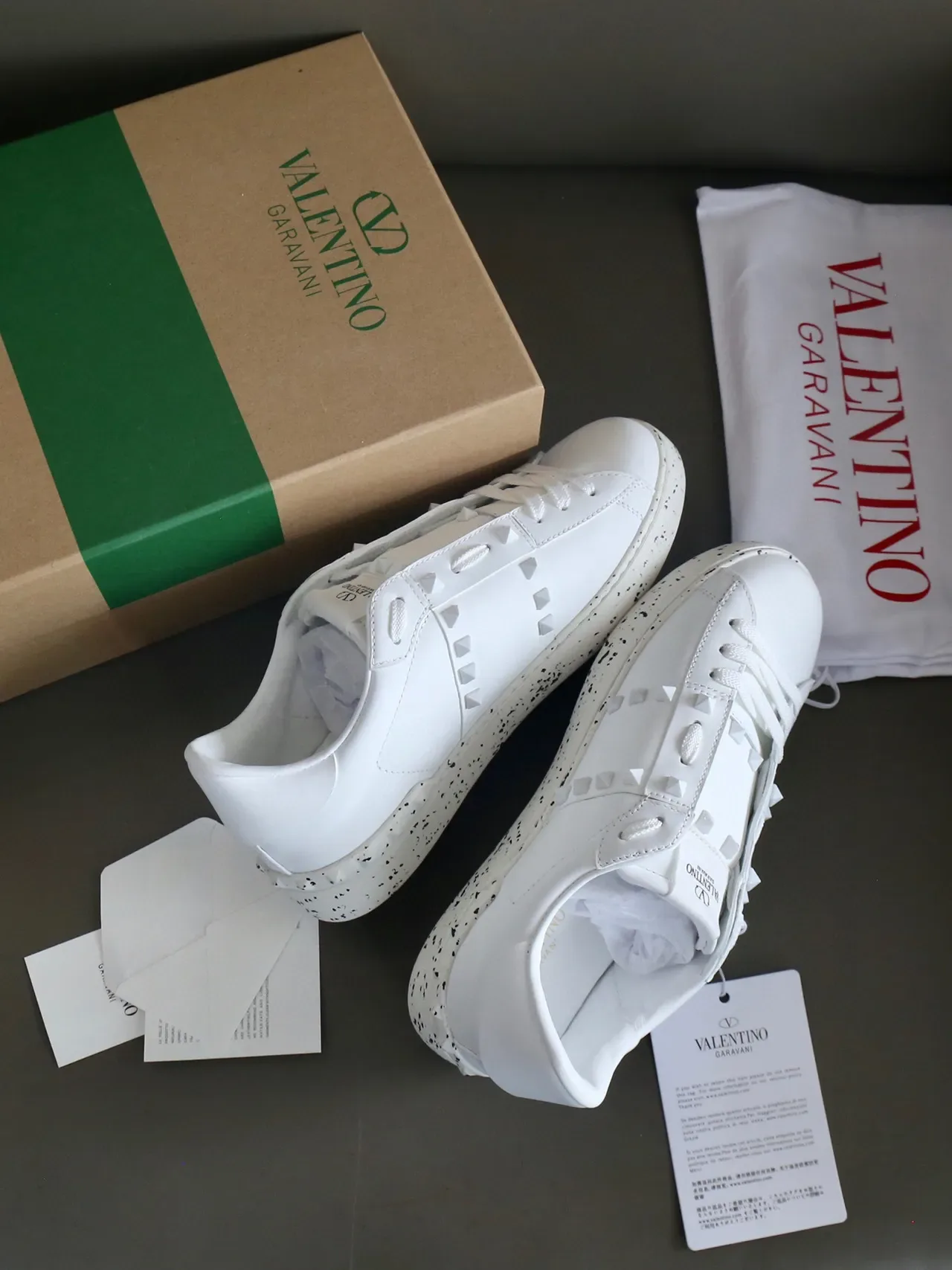 Valentino Rockstud Tênis Lifestyle de Couro Branco com Studs de Pirâmide 3