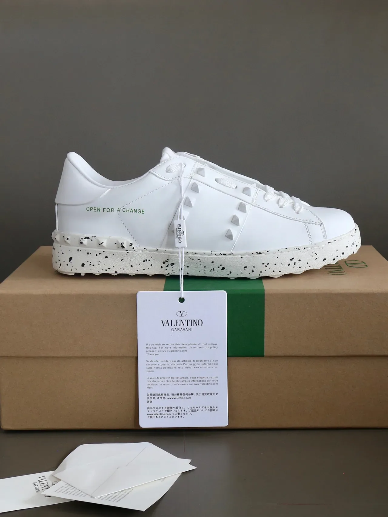 Valentino Rockstud Tênis Lifestyle de Couro Branco com Studs de Pirâmide 4