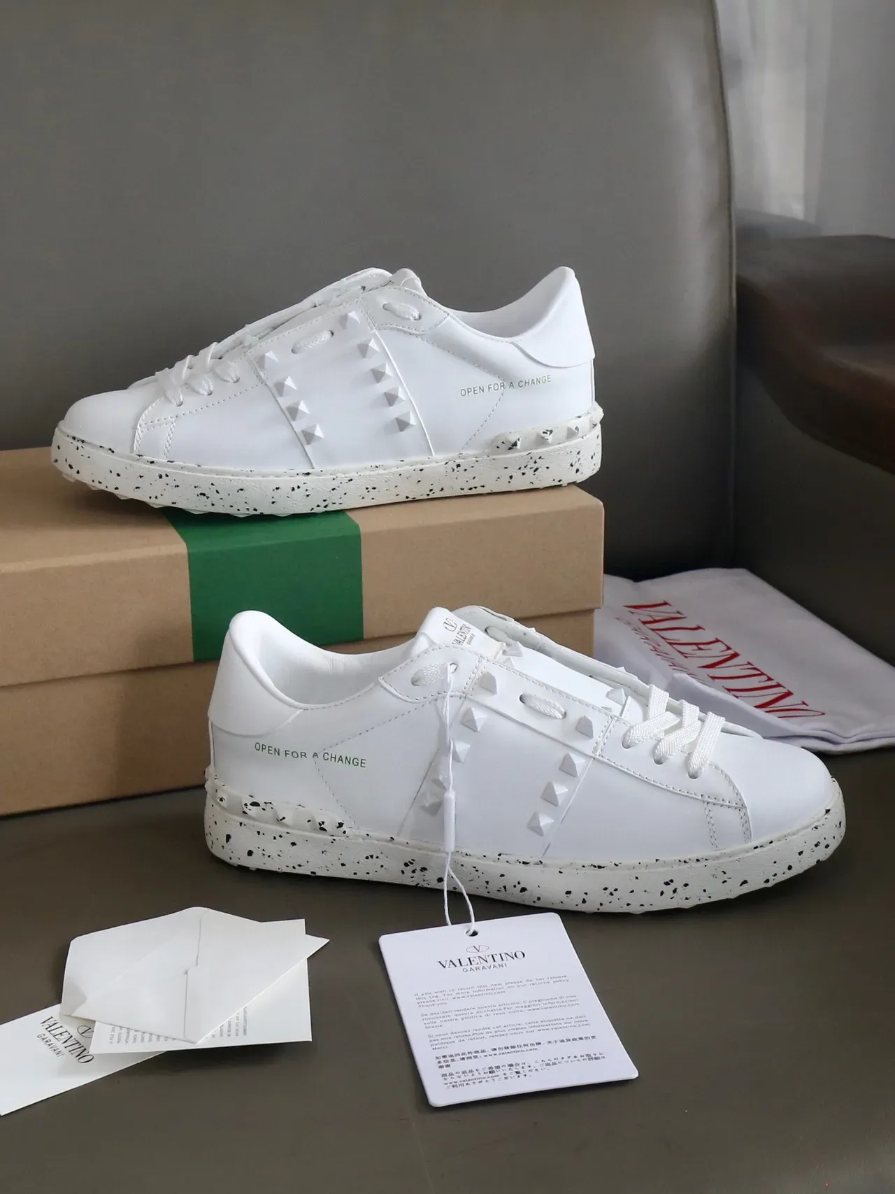 Valentino Rockstud Tênis Lifestyle de Couro Branco com Studs de Pirâmide 5