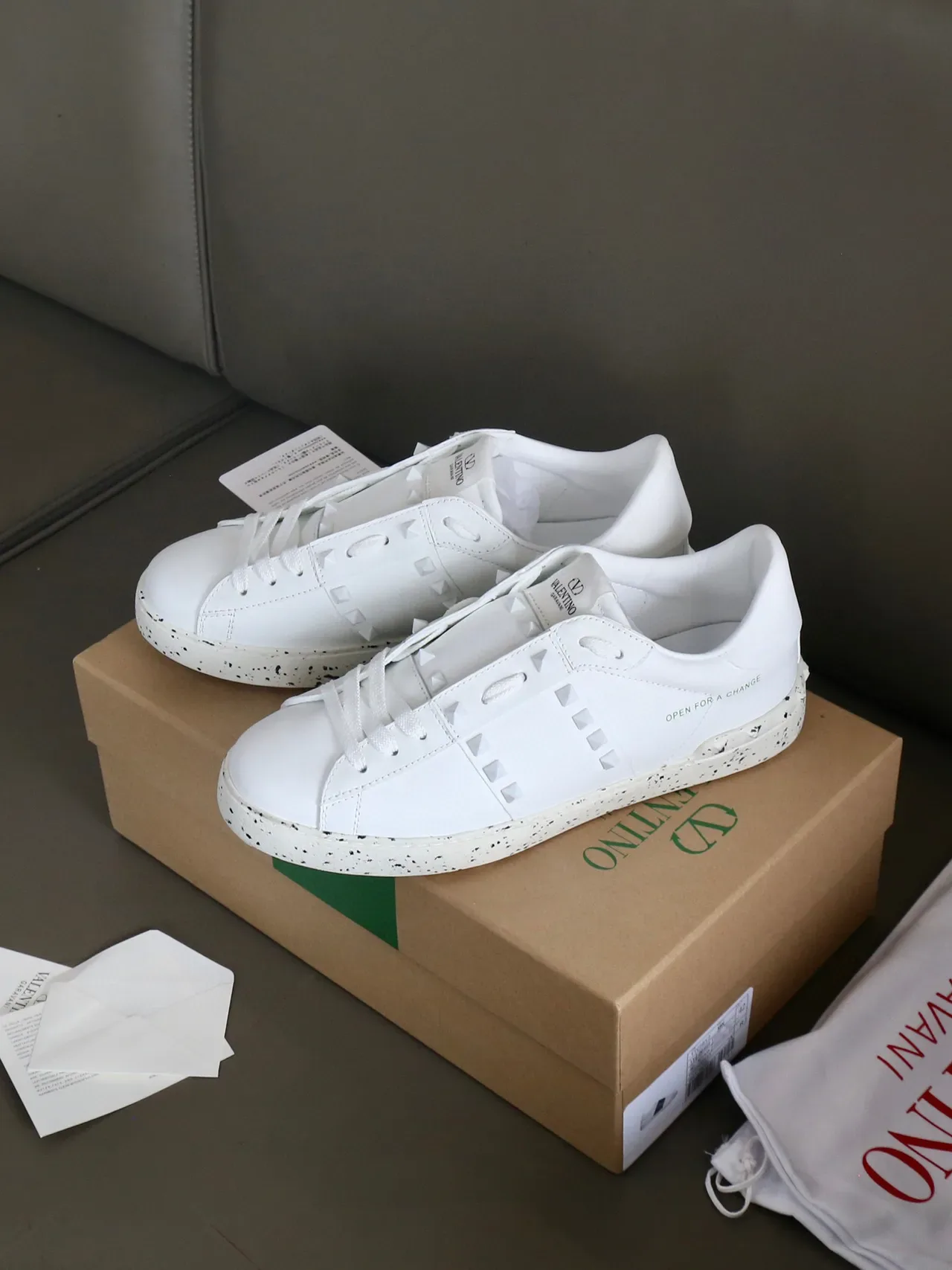 Valentino Rockstud Tênis Lifestyle de Couro Branco com Studs de Pirâmide 7