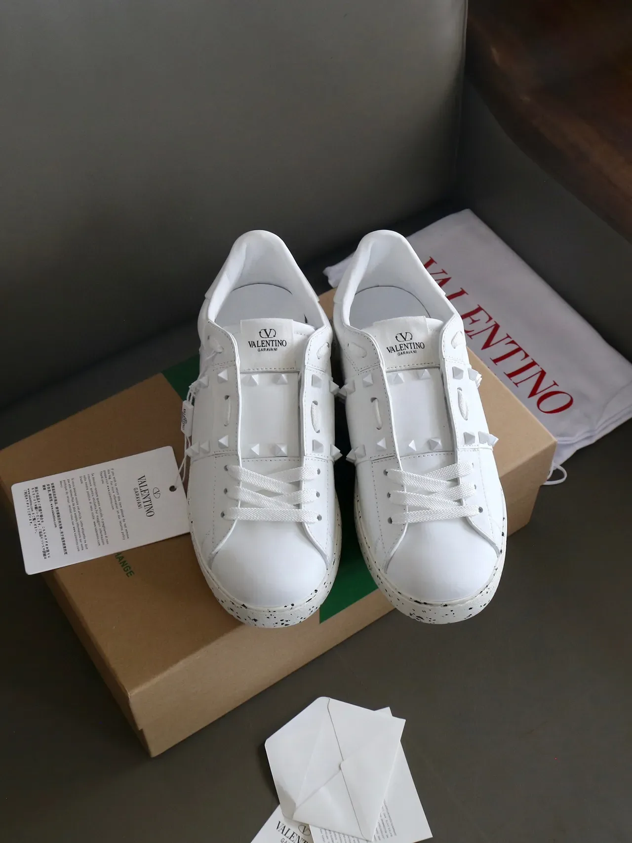 Valentino Rockstud Tênis Lifestyle de Couro Branco com Studs de Pirâmide 8