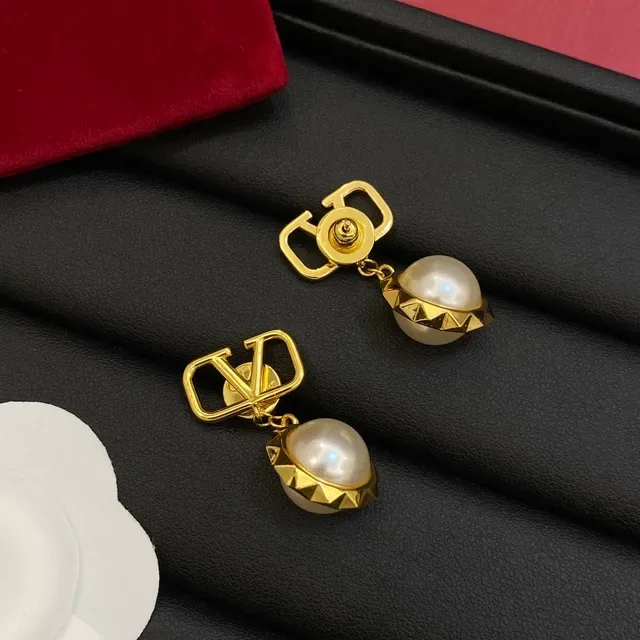 Valentino VLogo أقراط معلقة لؤلؤية 2
