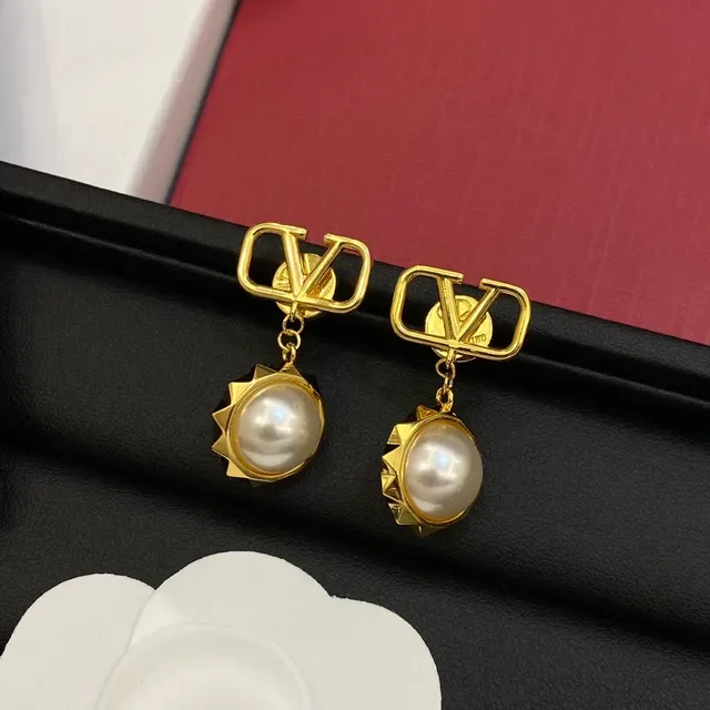 Valentino VLogo أقراط معلقة لؤلؤية 5