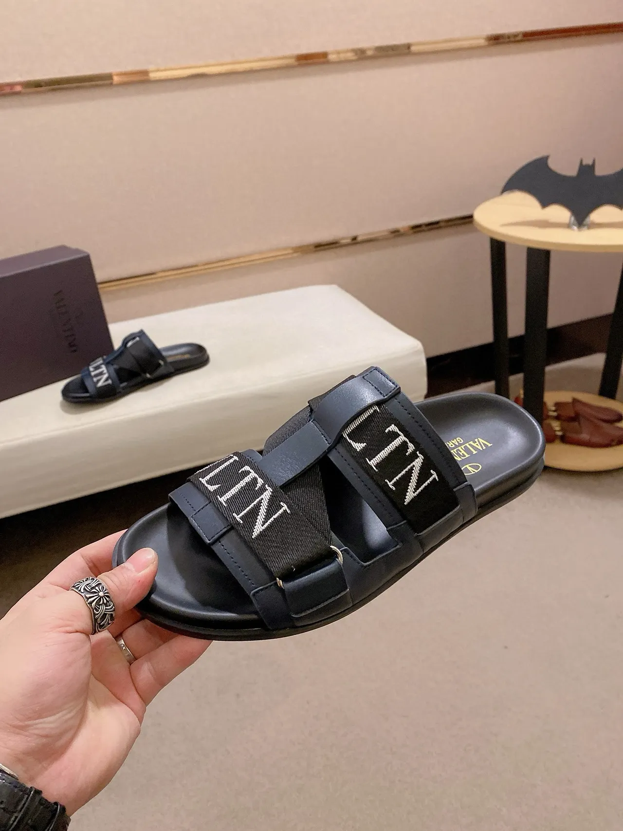 Valentino VLTN Slide نعال أزرق بحري وأسود 3