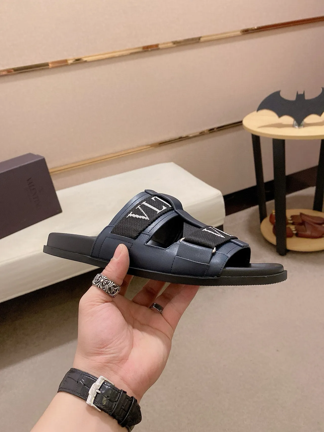 Valentino VLTN Slide نعال أزرق بحري وأسود 4