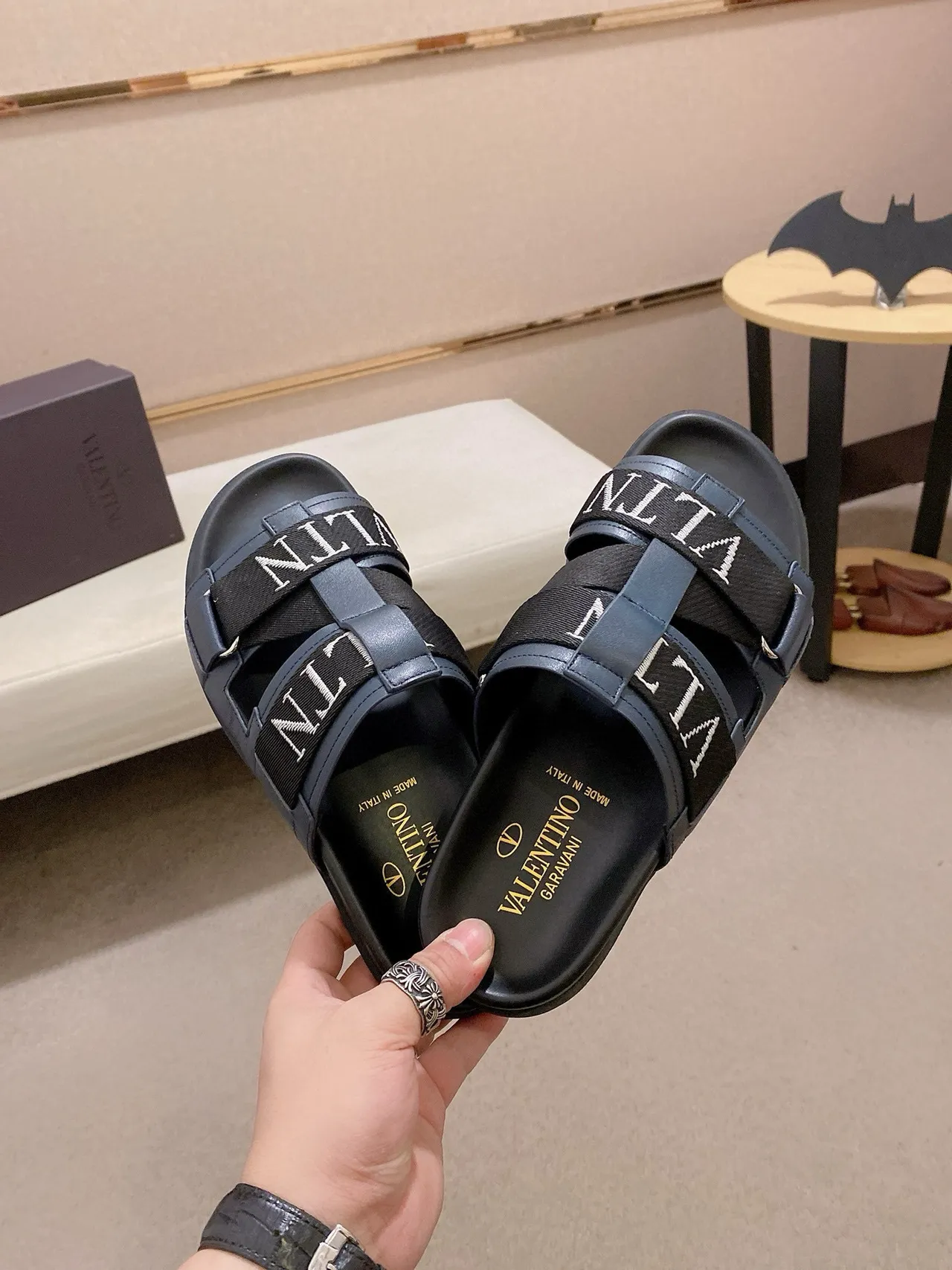 Valentino VLTN Slide نعال أزرق بحري وأسود 5