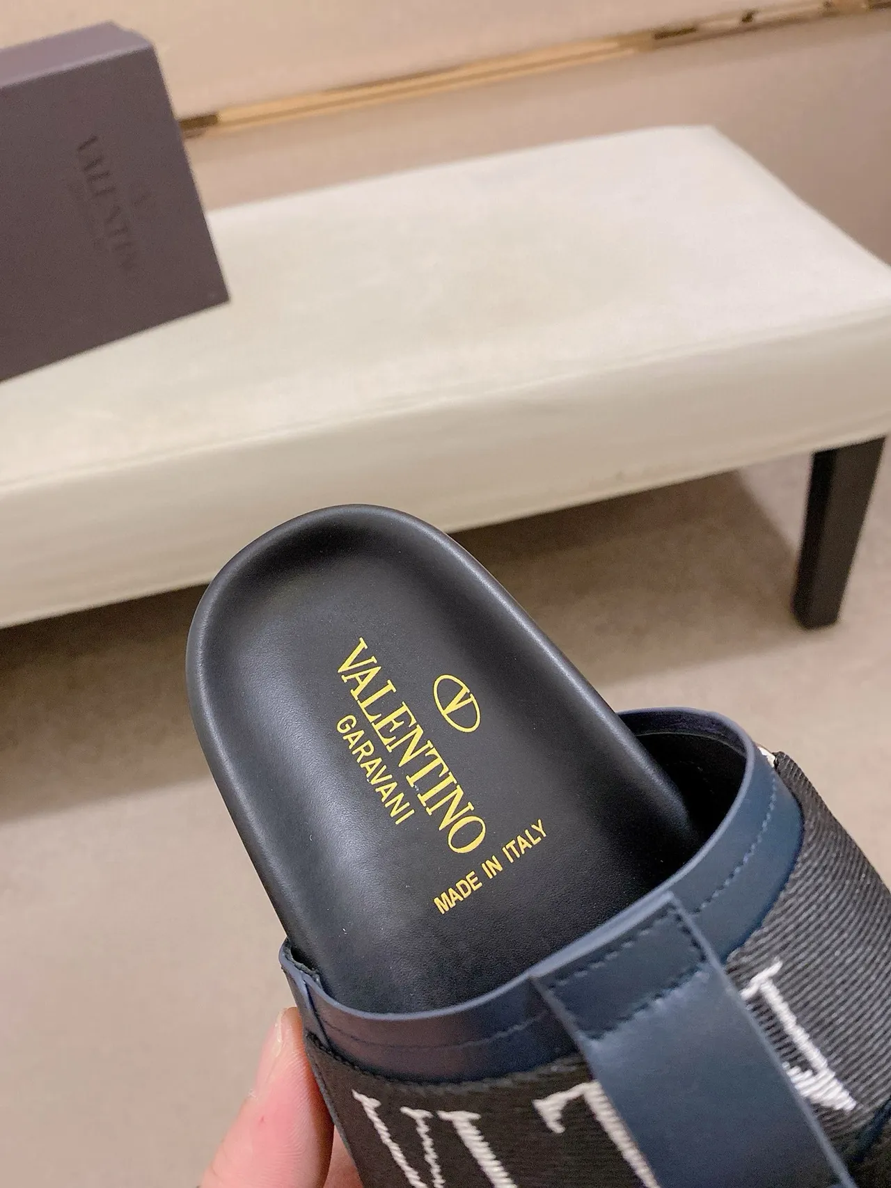 Valentino VLTN Slide نعال أزرق بحري وأسود 6