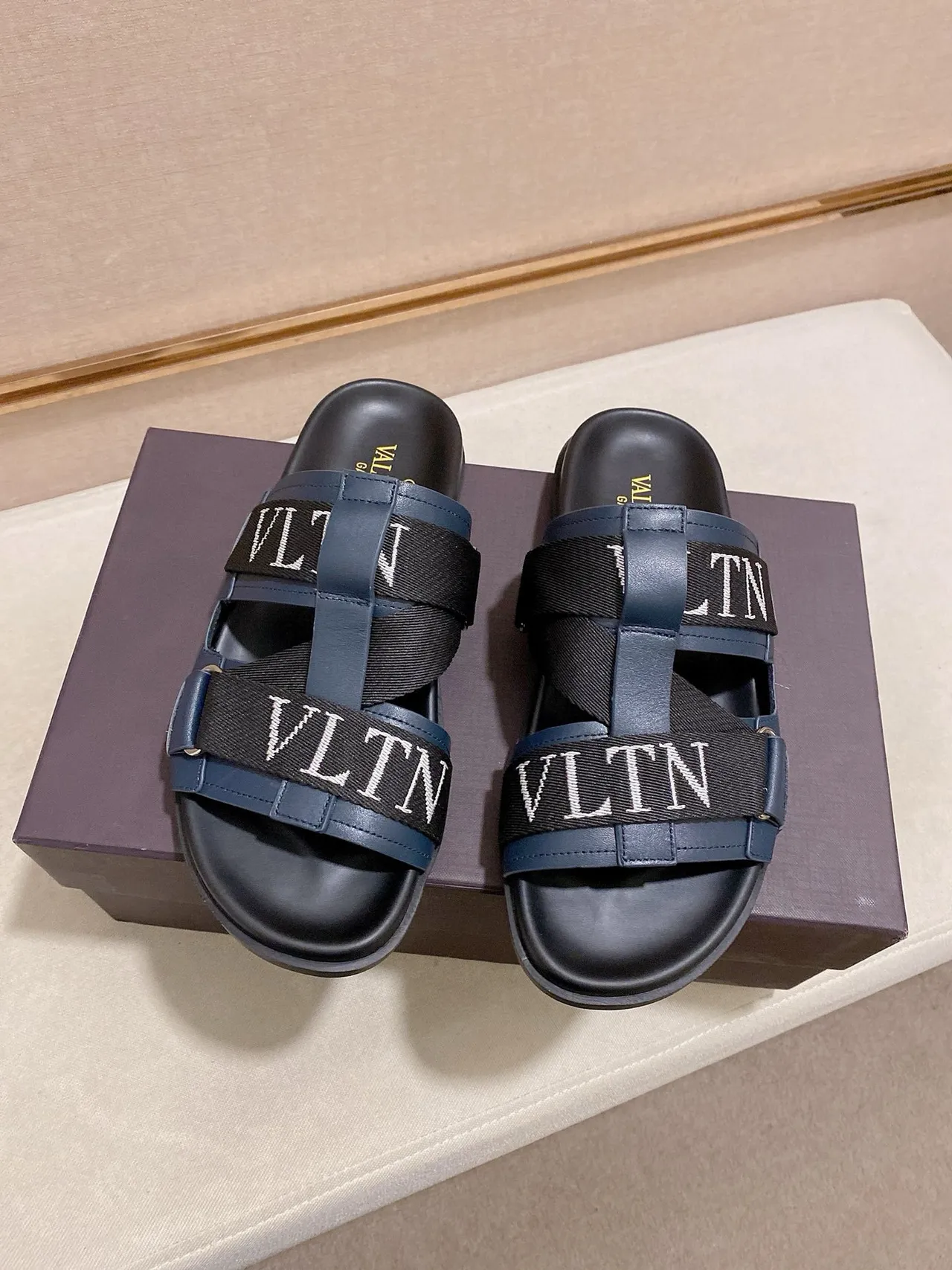 Valentino VLTN Slide نعال أزرق بحري وأسود 7