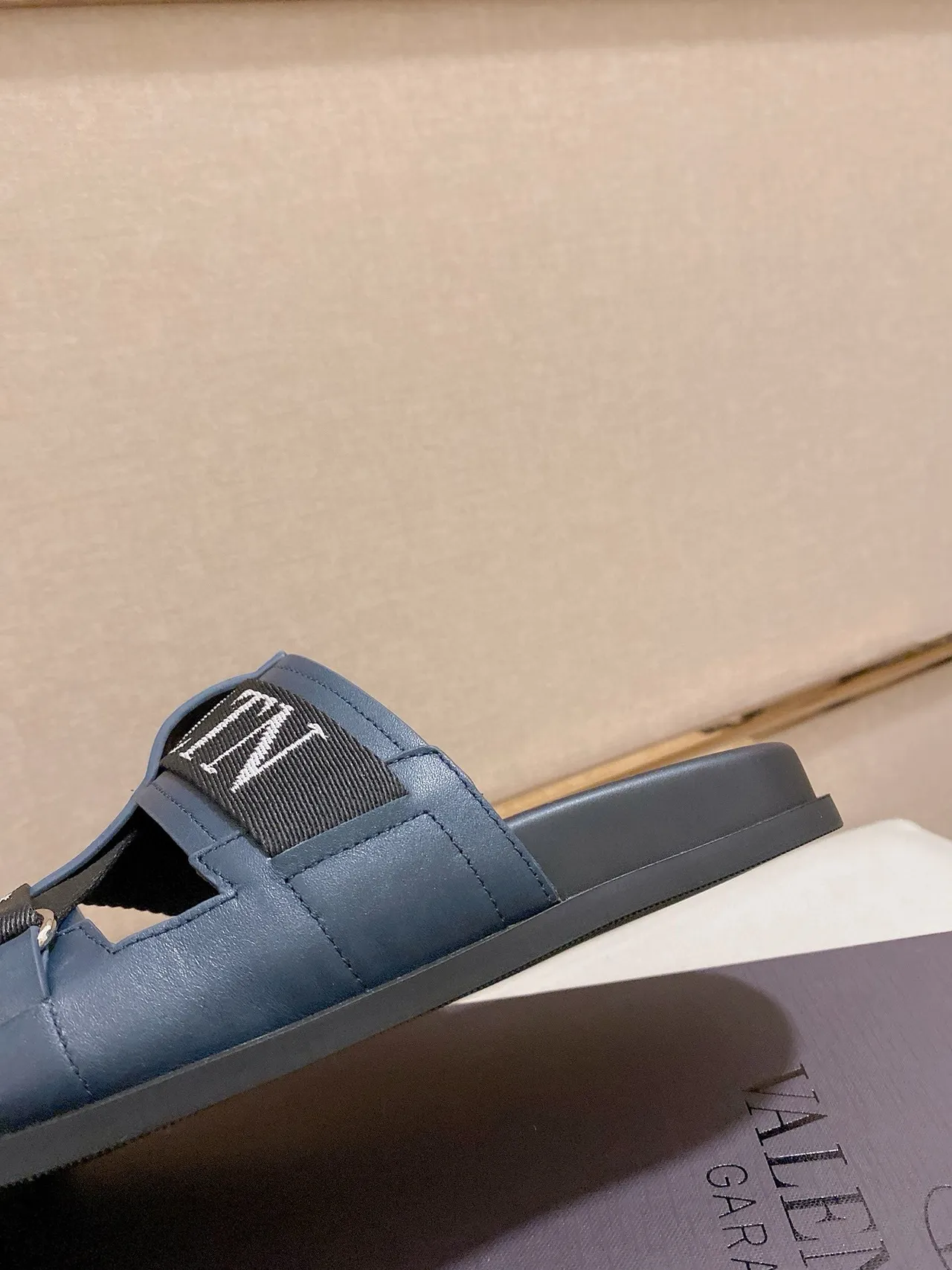 Valentino VLTN Slide نعال أزرق بحري وأسود 8