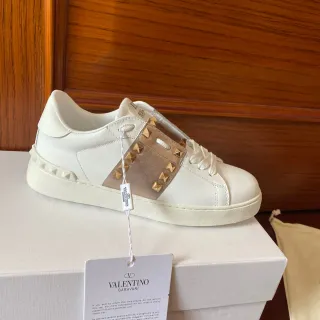 Valentino sneakers lifestyle de cuero blanco y oro con remaches de pirámide