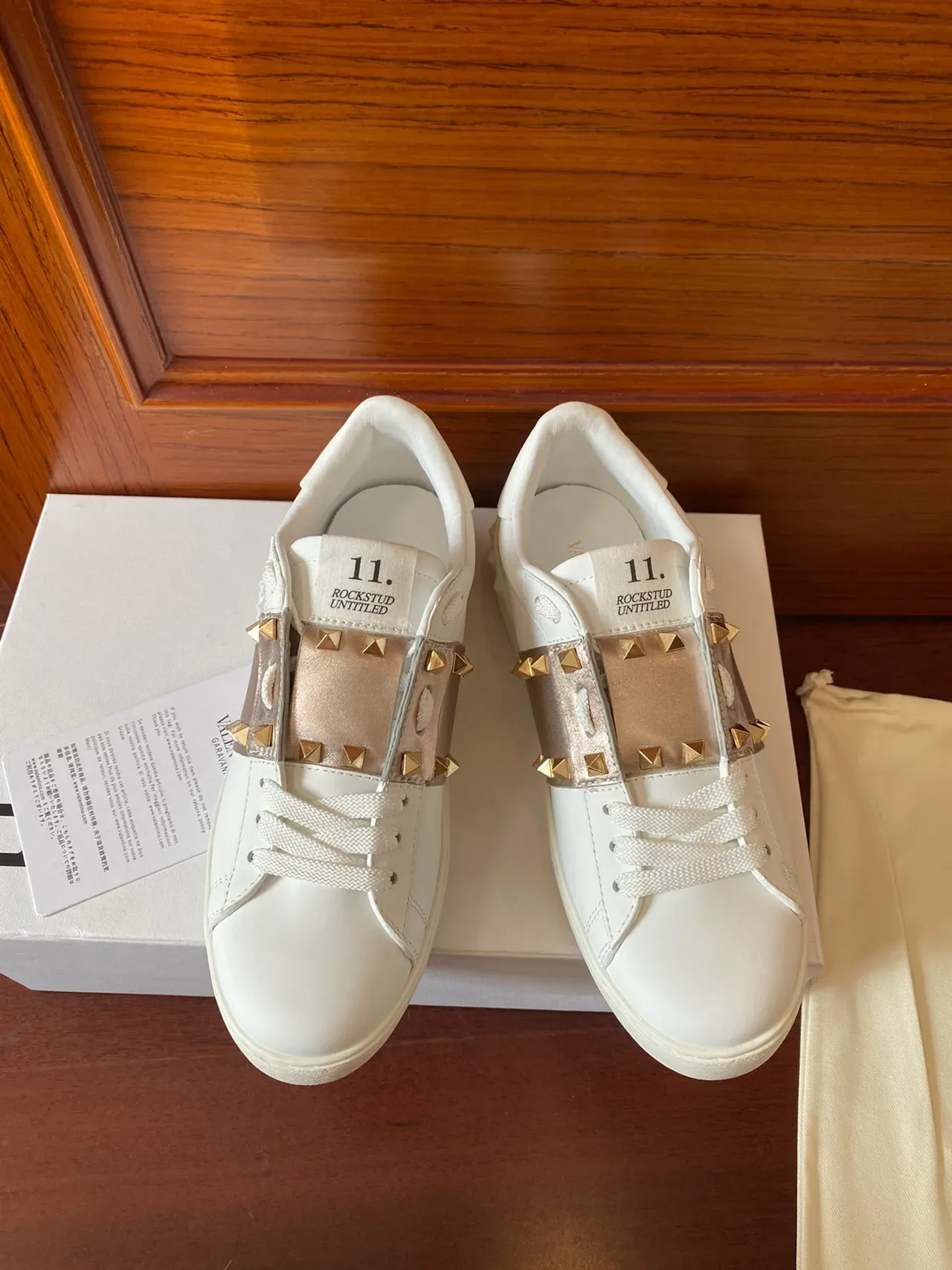 Valentino sneakers lifestyle en cuir blanc et or avec clous de pyramide 2