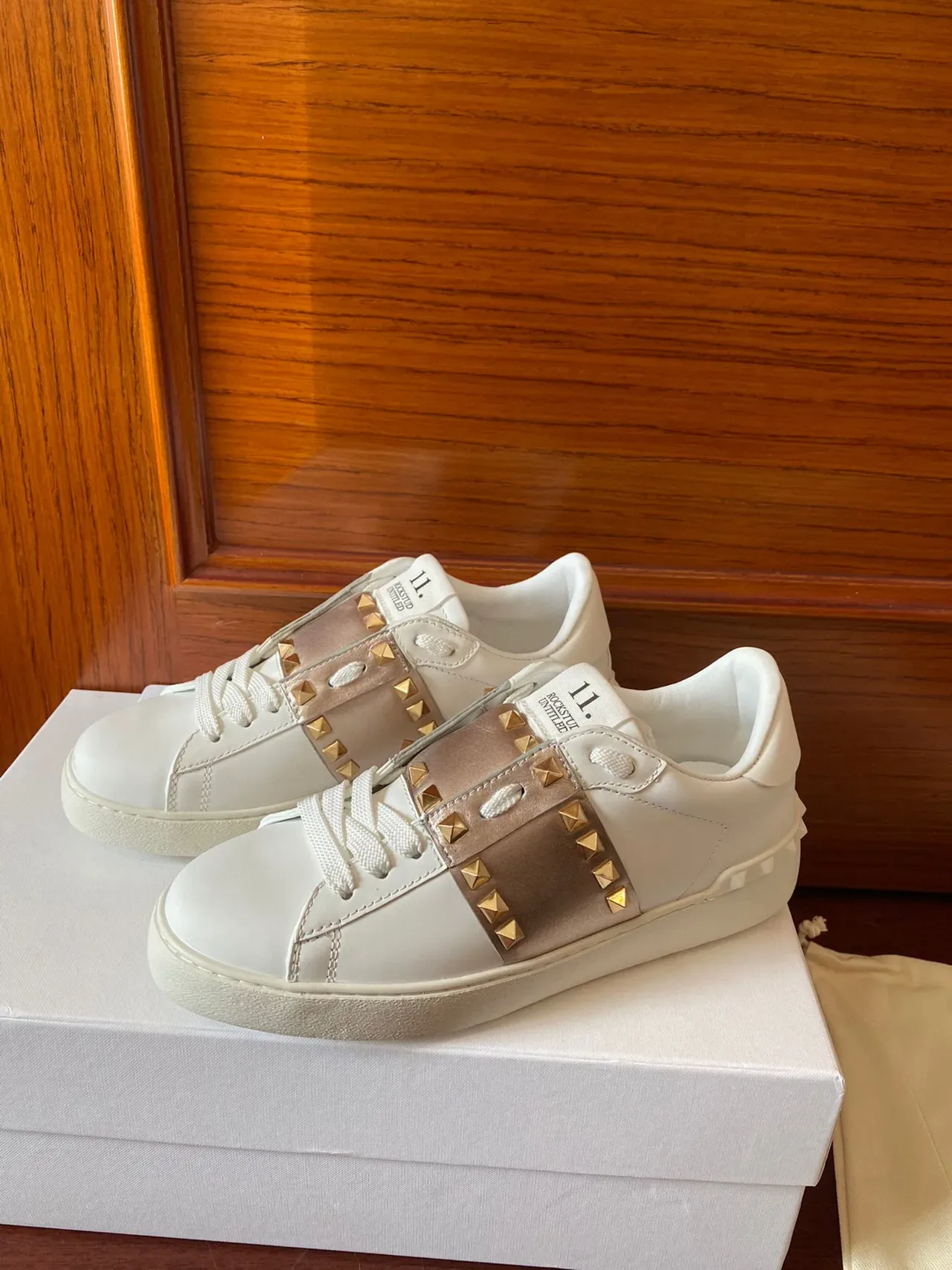 Valentino sneakers lifestyle en cuir blanc et or avec clous de pyramide 3