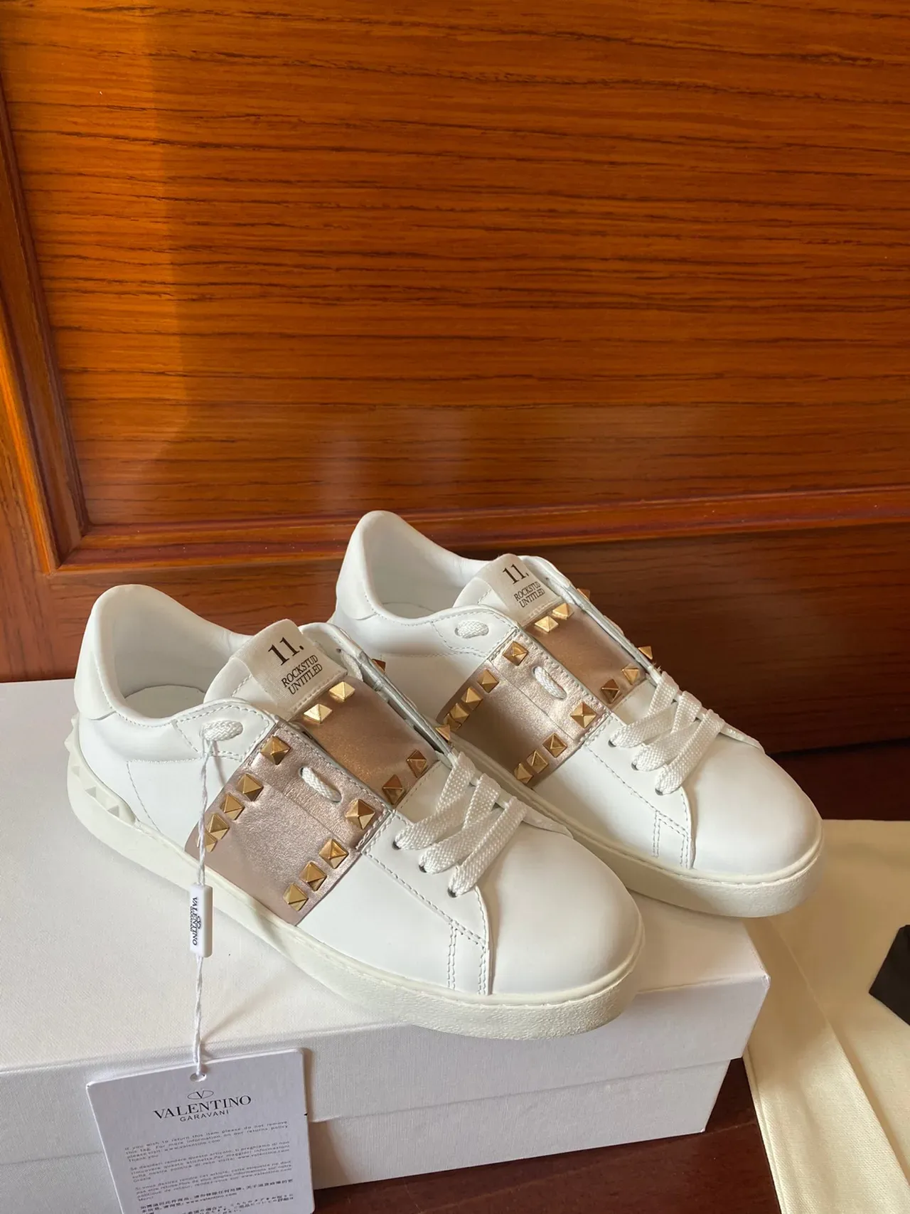 Valentino sneakers lifestyle en cuir blanc et or avec clous de pyramide 4