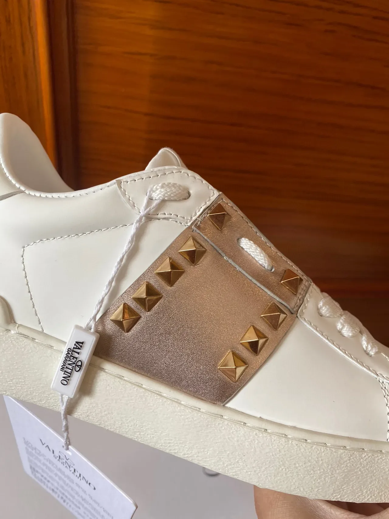 Valentino sneakers lifestyle en cuir blanc et or avec clous de pyramide 5