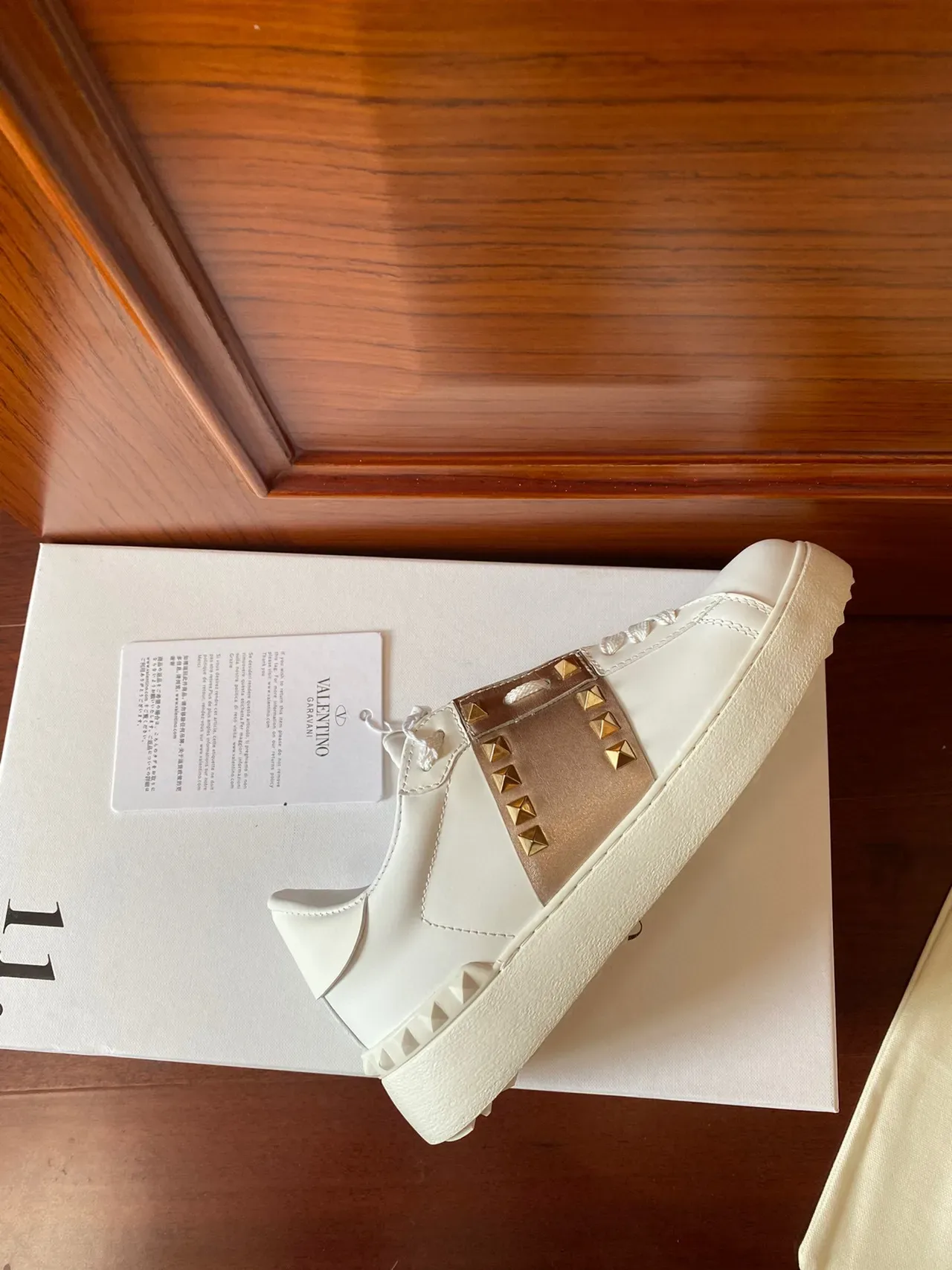 Valentino sneakers lifestyle en cuir blanc et or avec clous de pyramide 6