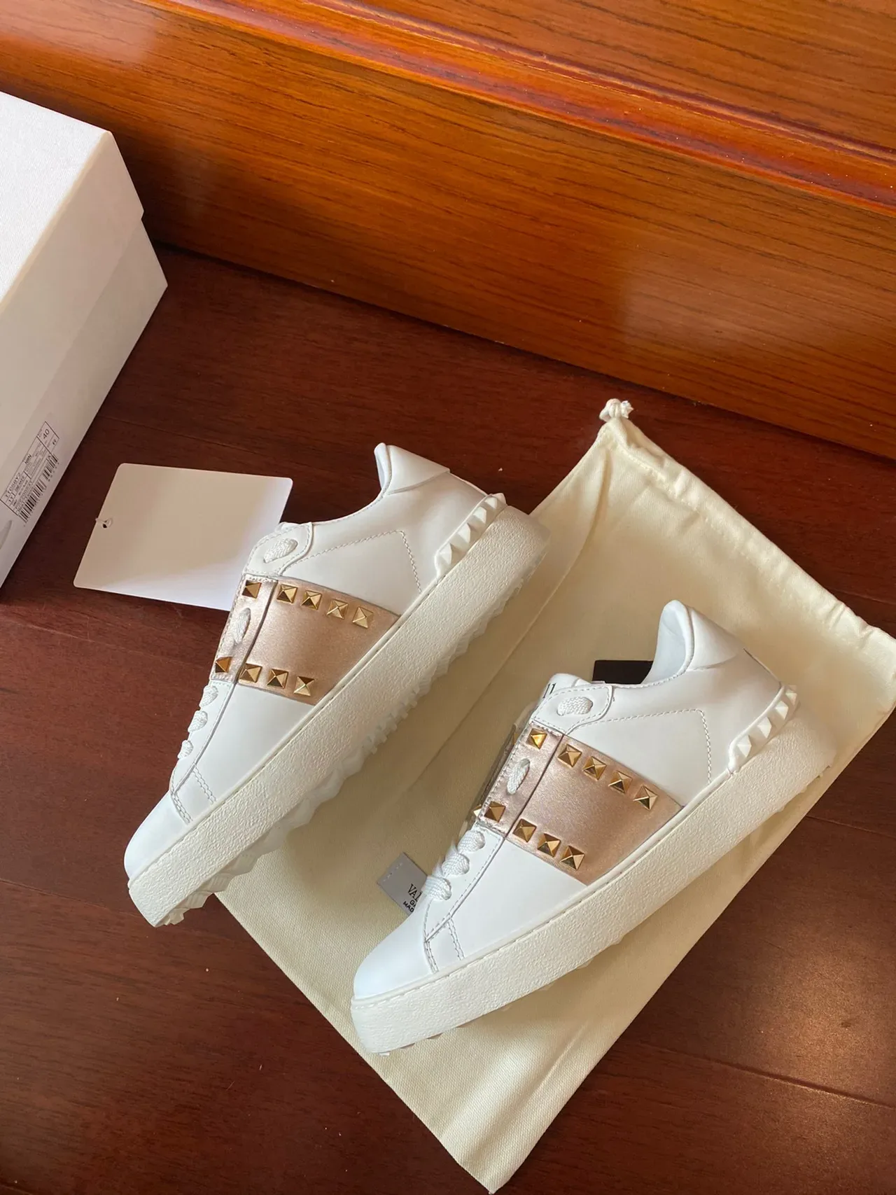 Valentino sneakers lifestyle en cuir blanc et or avec clous de pyramide 7