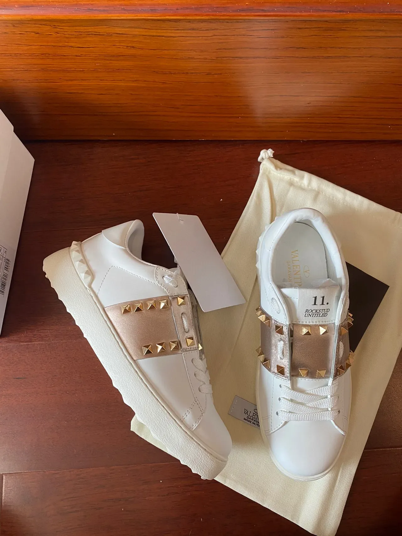 Valentino sneakers lifestyle en cuir blanc et or avec clous de pyramide 8
