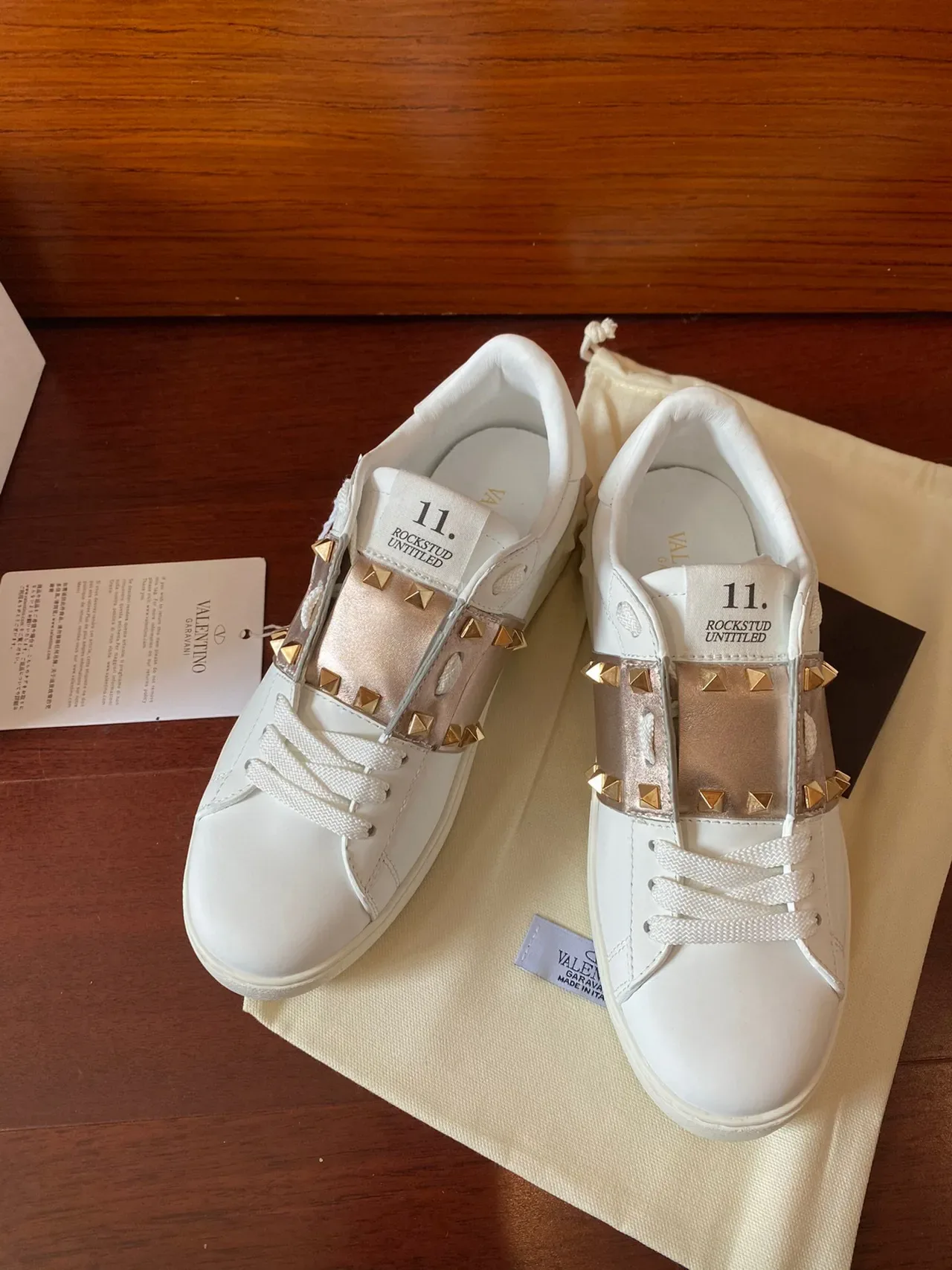 Valentino sneakers lifestyle en cuir blanc et or avec clous de pyramide 9