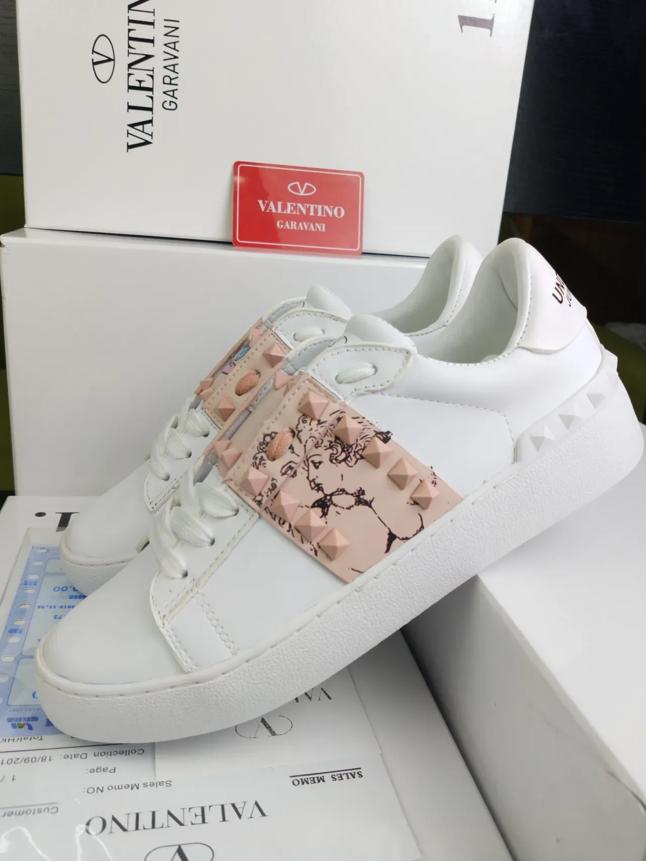 Valentino sneakers lifestyle en cuir blanc rose blush avec sangle studded 2