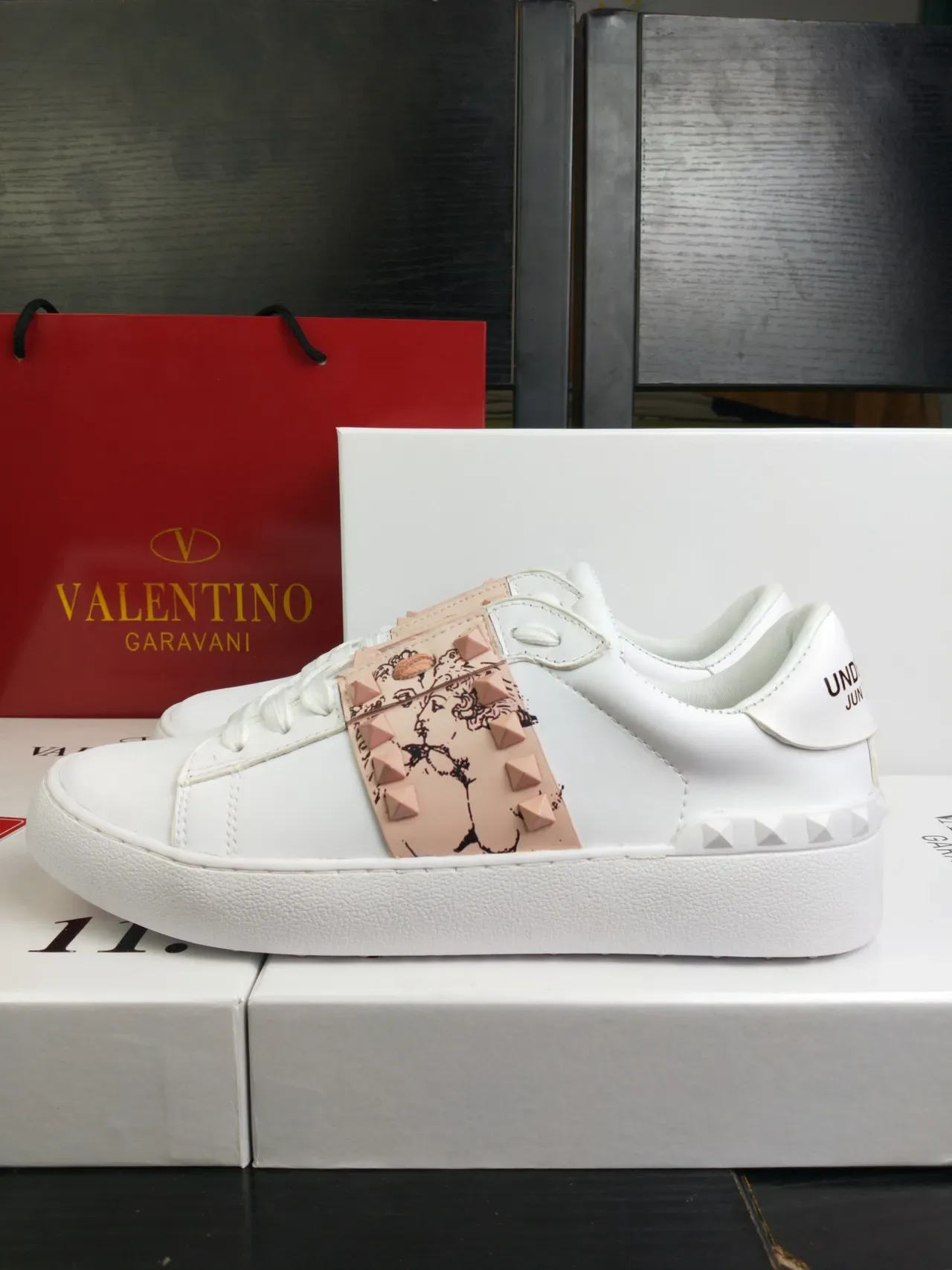 Valentino sneakers lifestyle en cuir blanc rose blush avec sangle studded 3