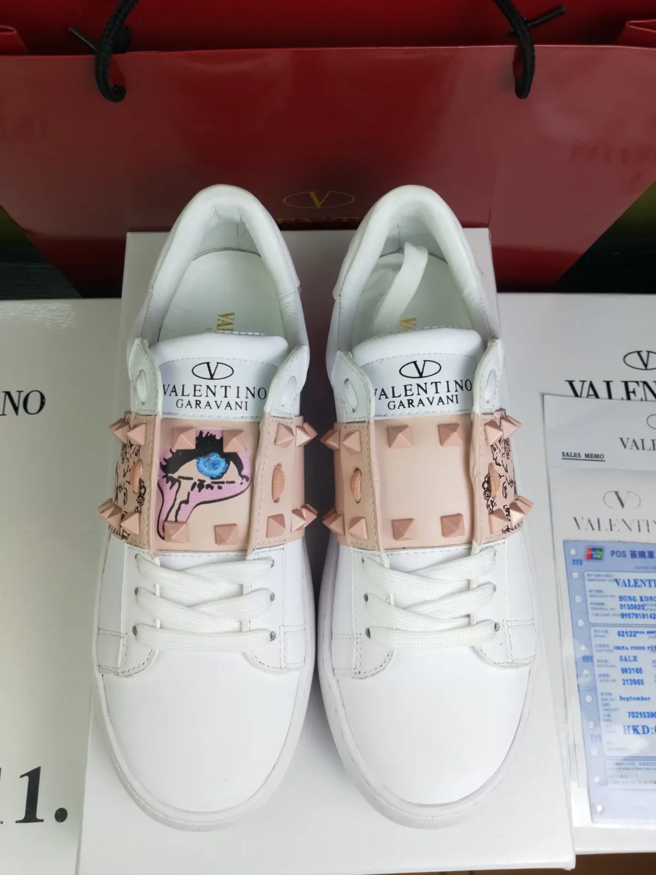 Valentino sneakers lifestyle en cuir blanc rose blush avec sangle studded 4
