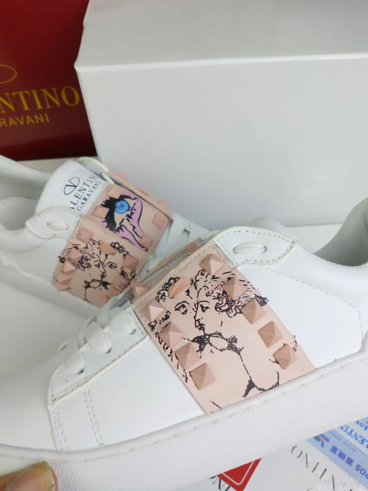 Valentino sneakers lifestyle en cuir blanc rose blush avec sangle studded 5