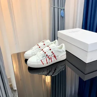 Valentino sneakers lifestyle blancos rojos cuero superior clavos pirámide