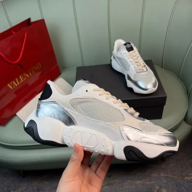 Valentino حذاء أبيض كاجوال سميك مع كعب فضي وطبقات شبكية ومعدنية 4