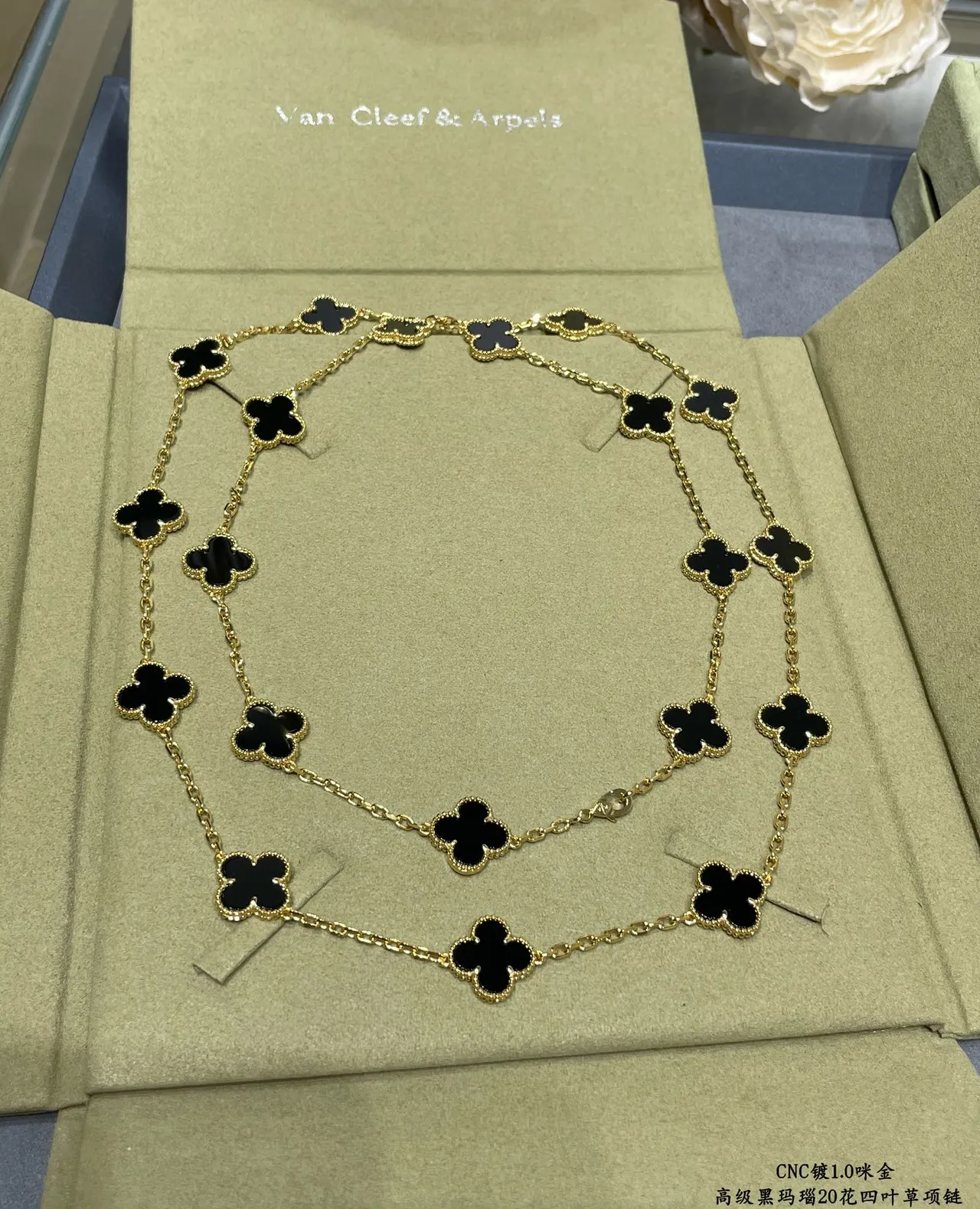 Van Cleef & Arpels Alhambra 20 Motif collier d'onyx noir et or 3