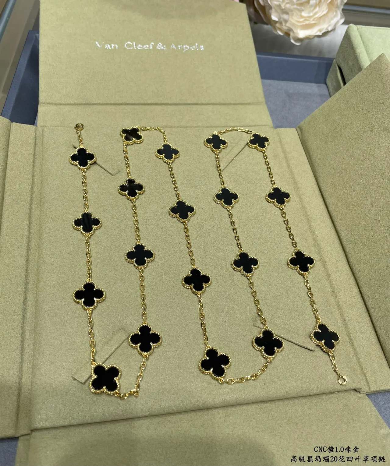 Van Cleef & Arpels Alhambra 20 Motif collier d'onyx noir et or 4