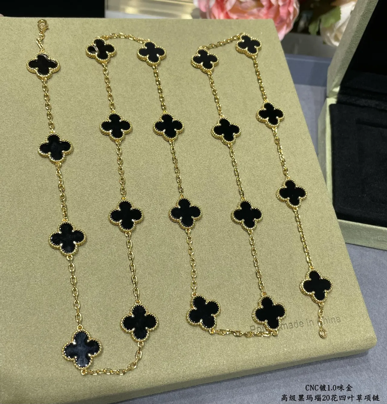 Van Cleef & Arpels Alhambra 20 Motif collier d'onyx noir et or 5
