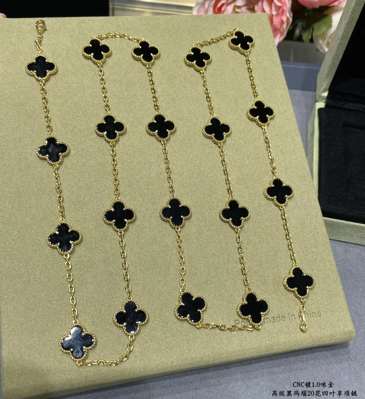 Van Cleef & Arpels Alhambra 20 Motif collier d'onyx noir et or 6