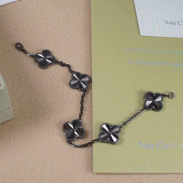 Van Cleef & Arpels Alhambra سوار أسود وفضي خمسة موتيف 2
