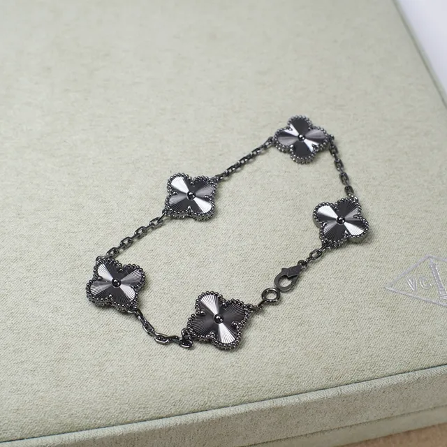 Van Cleef & Arpels Alhambra سوار أسود وفضي خمسة موتيف 4