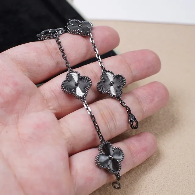 Van Cleef & Arpels Alhambra سوار أسود وفضي خمسة موتيف 5
