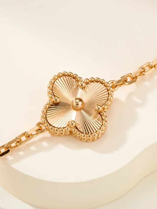 Van Cleef & Arpels Alhambra Five Motif لؤلؤ وردي وذهبي سوار 4