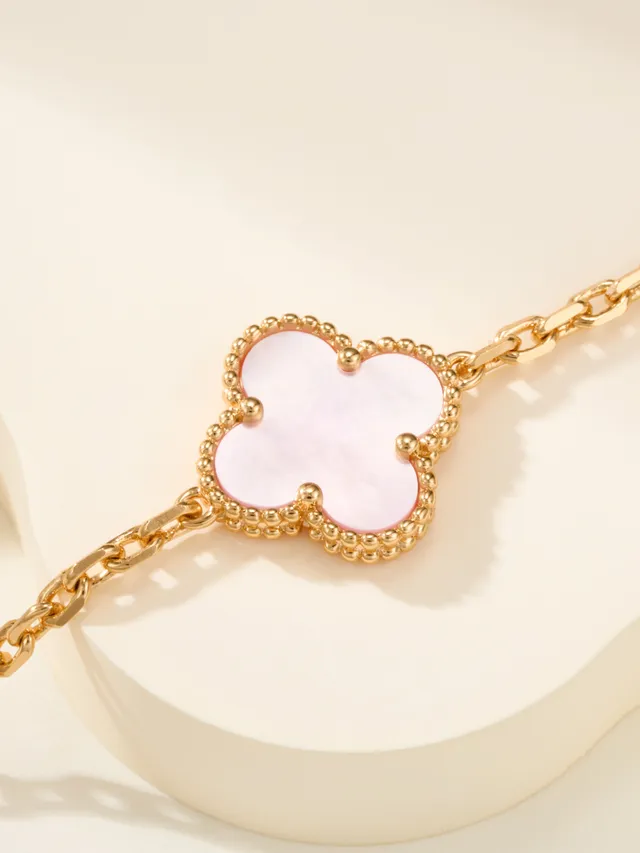 Van Cleef & Arpels Alhambra Five Motif لؤلؤ وردي وذهبي سوار 6