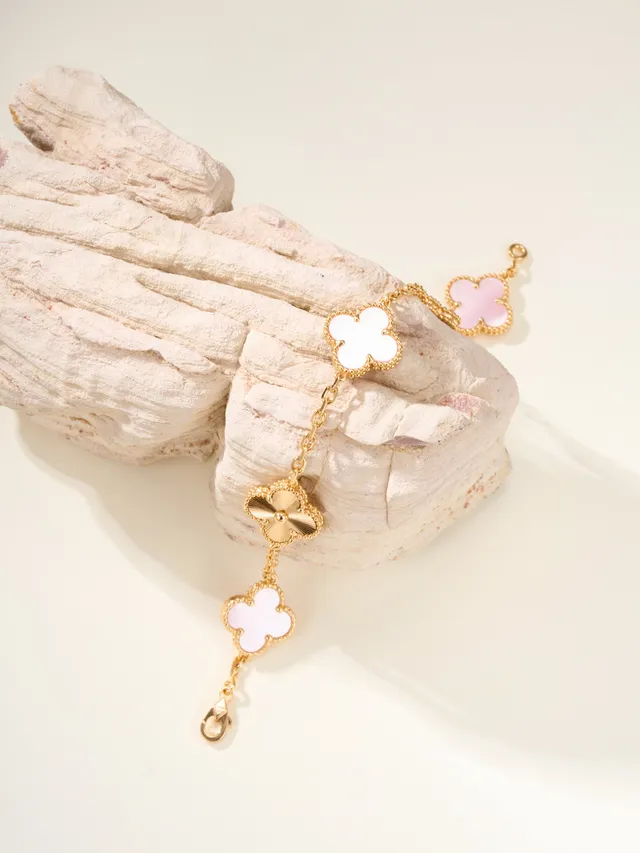 Van Cleef & Arpels Alhambra Five Motif لؤلؤ وردي وذهبي سوار 9