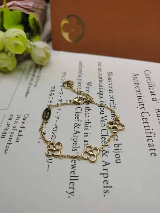 Van Cleef & Arpels Alhambra Trèfle à Quatre Feuilles Or Rose Bracelet 9
