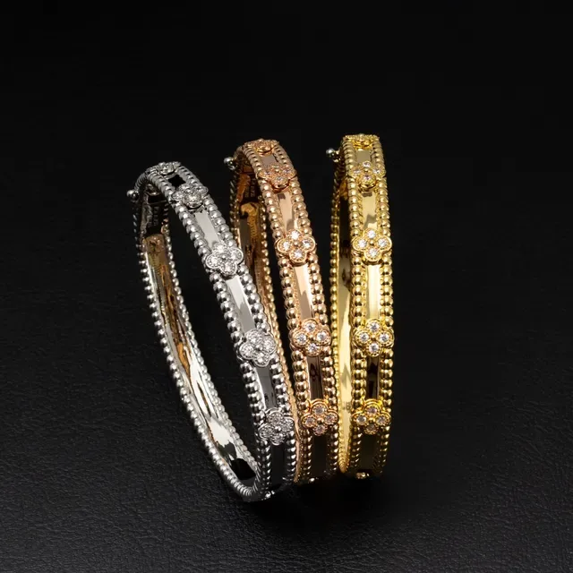 Van Cleef & Arpels Alhambra Bracelete de Ouro Rosa com Diamantes Quatrofolha Pérolas 3