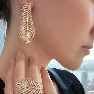 Van Cleef & Arpels أقراط ذهب أبيض نقشة ريشة ماسي بالتبليل