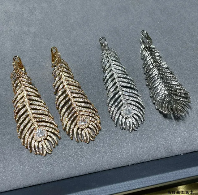 Van Cleef & Arpels সোনা সাদা পালকের আকৃতির পাভে-সেট হীরা কানের দুল 2