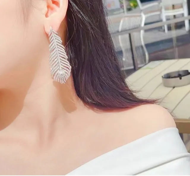 Van Cleef & Arpels সোনা সাদা পালকের আকৃতির পাভে-সেট হীরা কানের দুল 8