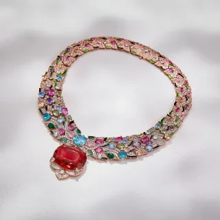 Van Cleef & Arpels قلادة ذهبية متعددة الألوان بنمط زهور متعددة الأحجار الكريمة
