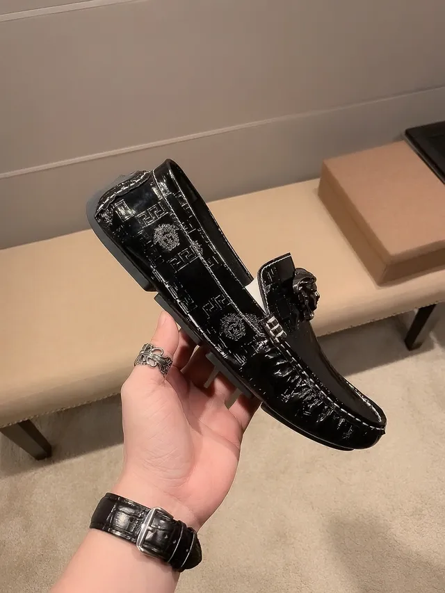 Versace Chaussure Noire Dorée Brillante en Cuir Verni Sculptée Tête de Méduse Loafer 2
